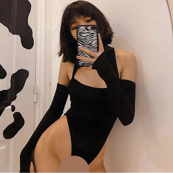 Black cold shoulder cut out long sleeve bodysuit - Picture 10 of 15